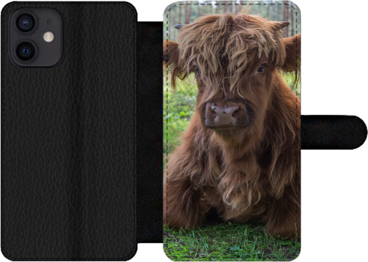 Telefoonhoesje Geschikt voor iPhone 12 telefoonhoesje - Schotse Hooglander - Pad - Dieren - Met vakjes - Wallet case met magneetsluiting