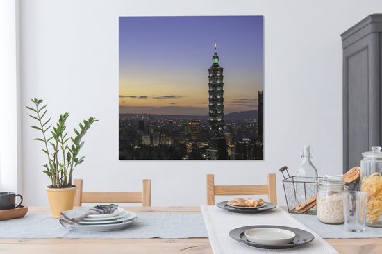 Canvas schilderij 90x90 cm - Wanddecoratie Kleurrijke lucht boven de Taipei 101 in Taiwan tijdens de avond - Muurdecoratie woonkamer - Slaapkamer decoratie - Kamer accessoires - Schilderijen op canvas