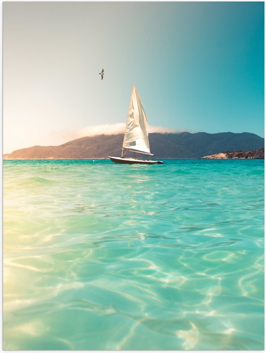 WallClassics - Poster (Mat) - Kleine Zeilboot op Helderblauwe Oceaan - 75x100 cm Foto op Posterpapier met een Matte look