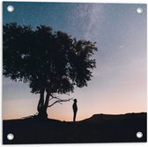 WallClassics - Tuinposter – Silhouet van Persoon onder Boom bij Sterren - 50x50 cm Foto op Tuinposter  (wanddecoratie voor buiten en binnen)