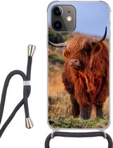 Coque avec cordon iPhone 12 Mini - Highlander écossais - Herbe - Pierres - Siliconen - Bandoulière - Coque arrière avec cordon - Coque pour téléphone avec cordon - Coque avec corde