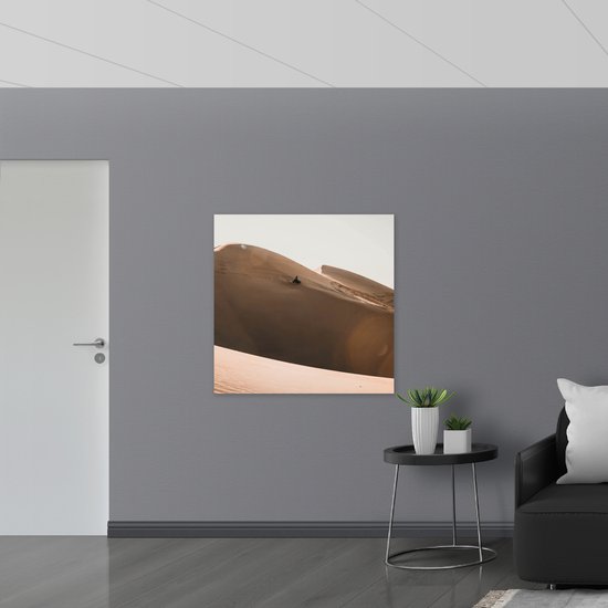 WallClassics - Plaque de Mousse PVC - Montagne du Désert avec Pilote de Motocross - 100x100 cm Photo sur Plaque de Mousse PVC