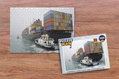 Puzzel Sleepboot vaart naast een containerschip - Legpuzzel - Puzzel 500 stukjes