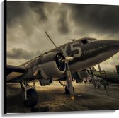 WallClassics - Canvas  - Vliegtuig met Grauwe Wolken - 100x100 cm Foto op Canvas Schilderij (Wanddecoratie op Canvas)
