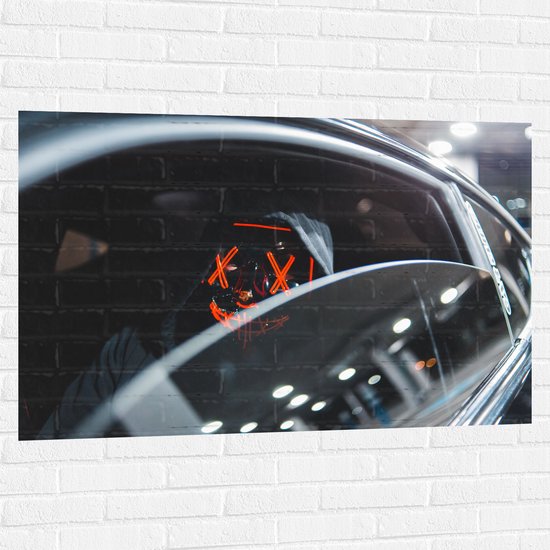 WallClassics - Muursticker - Man met Lichtgevend Masker in Auto - 120x80 cm Foto op Muursticker