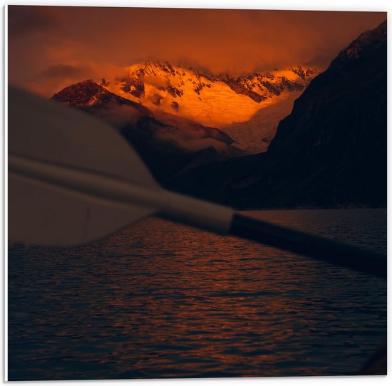 WallClassics - Plaque de Mousse PVC - Bateau à l'Éruption Volcanique - Photo 50x50 cm sur Plaque de Mousse PVC