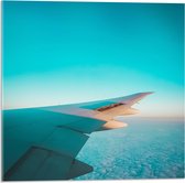WallClassics - Acrylglas - Witte Vleugel van Vliegtuig boven Schapenwolken - 50x50 cm Foto op Acrylglas (Met Ophangsysteem)