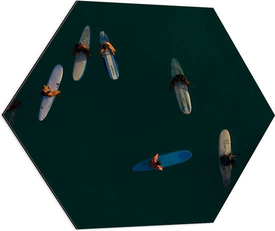 WallClassics - Dibond Hexagon - Bovenaanzicht van Groep Surfers op Oceaan - 70x60.9 cm Foto op Hexagon (Met Ophangsysteem)