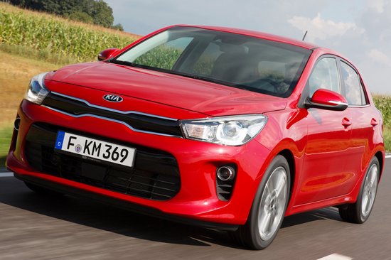 Rode Kia Rio met nummerplaat 'F KM 369' op een landweg.
