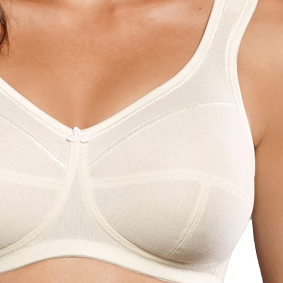 Crèmekleurige Anita beha met een kleine strik in het midden, gedragen door een model.