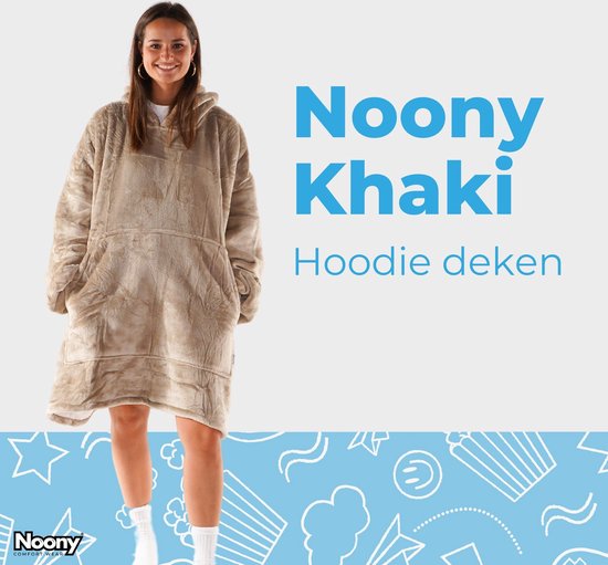 Model in een beige Noony Khaki hoodie deken, "Hoodie deken"
