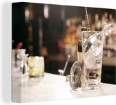 Canvas Schilderij Cocktails op een houten bar - 40x30 cm - Wanddecoratie
