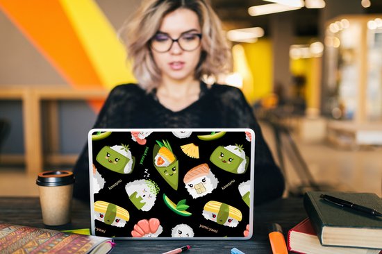 Zwarte laptopskin met kawaii sushiprint. Met o.a. nigiri, onigiri, maki, en garnalen. Een vrouw met bril en laptop kijkt naar de camera.