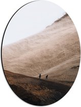 WallClassics - Dibond Ovaal - Twee Personen in Bruin/Beige Bergen - 30x40 cm Foto op Ovaal (Met Ophangsysteem)
