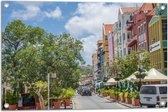 WallClassics - Tuinposter – Gekleurde Huisjes op Curacao - 75x50 cm Foto op Tuinposter  (wanddecoratie voor buiten en binnen)