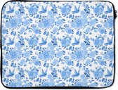 Laptophoes 15.6 inch - Bloemen - Patroon - Blauw - Laptop sleeve - Binnenmaat 39,5x29,5 cm - Zwarte achterkant