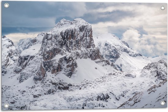 WallClassics - Tuinposter – Sneeuwlandschap met Wolken - 75x50 cm Foto op Tuinposter  (wanddecoratie voor buiten en binnen)