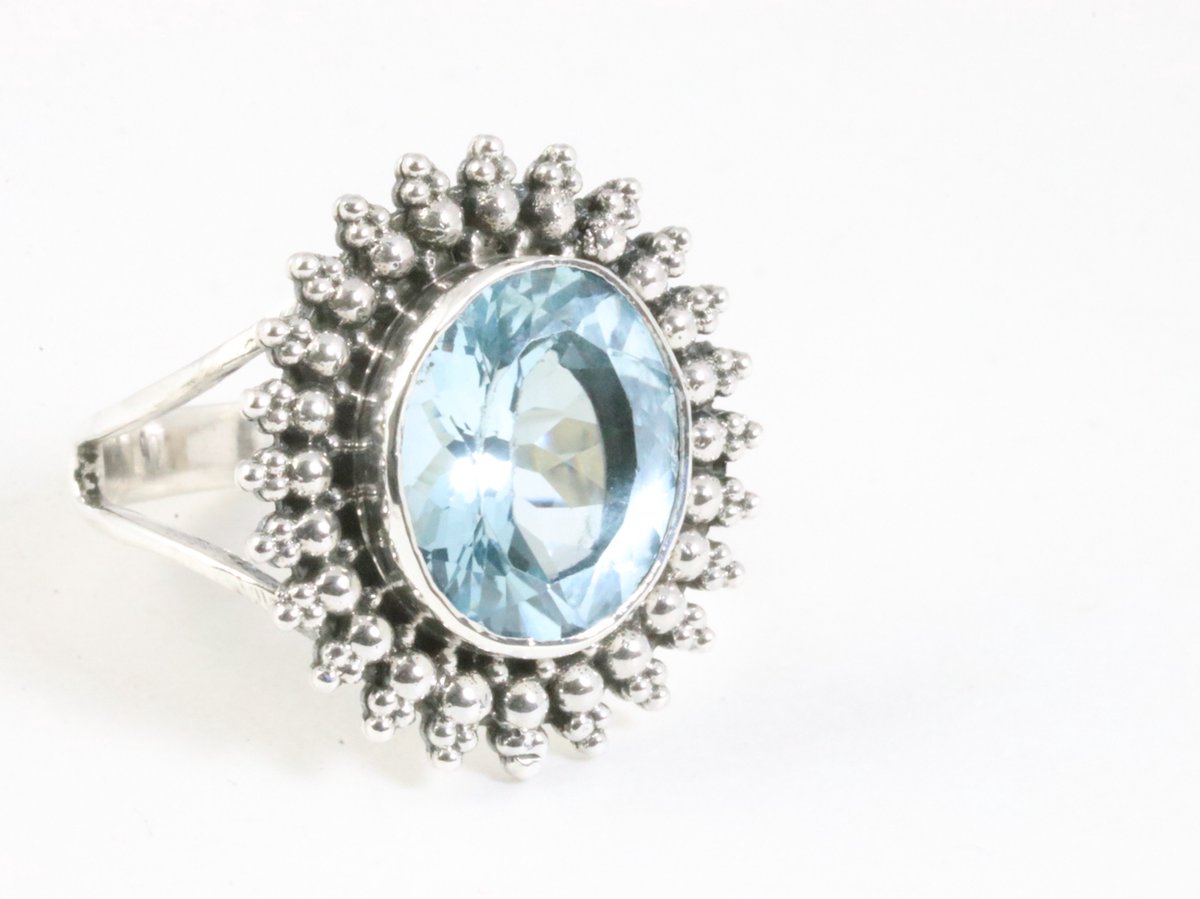 Bewerkte zilveren ring met blauwe topaas - maat 18