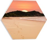 WallClassics - PVC Schuimplaat Hexagon  - Grote Opkomende Zon bij Strand - 30x26.1 cm Foto op Hexagon (Met Ophangsysteem)