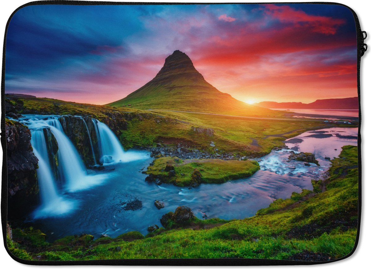 Laptophoes 13 inch - Waterval - Berg - Mos - Zonsondergang - Natuur - Laptop sleeve - Binnenmaat 32x22,5 cm - Zwarte achterkant