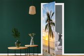 Deursticker Strand - Palmboom - Zonsondergang - 85x215 cm - Deurposter