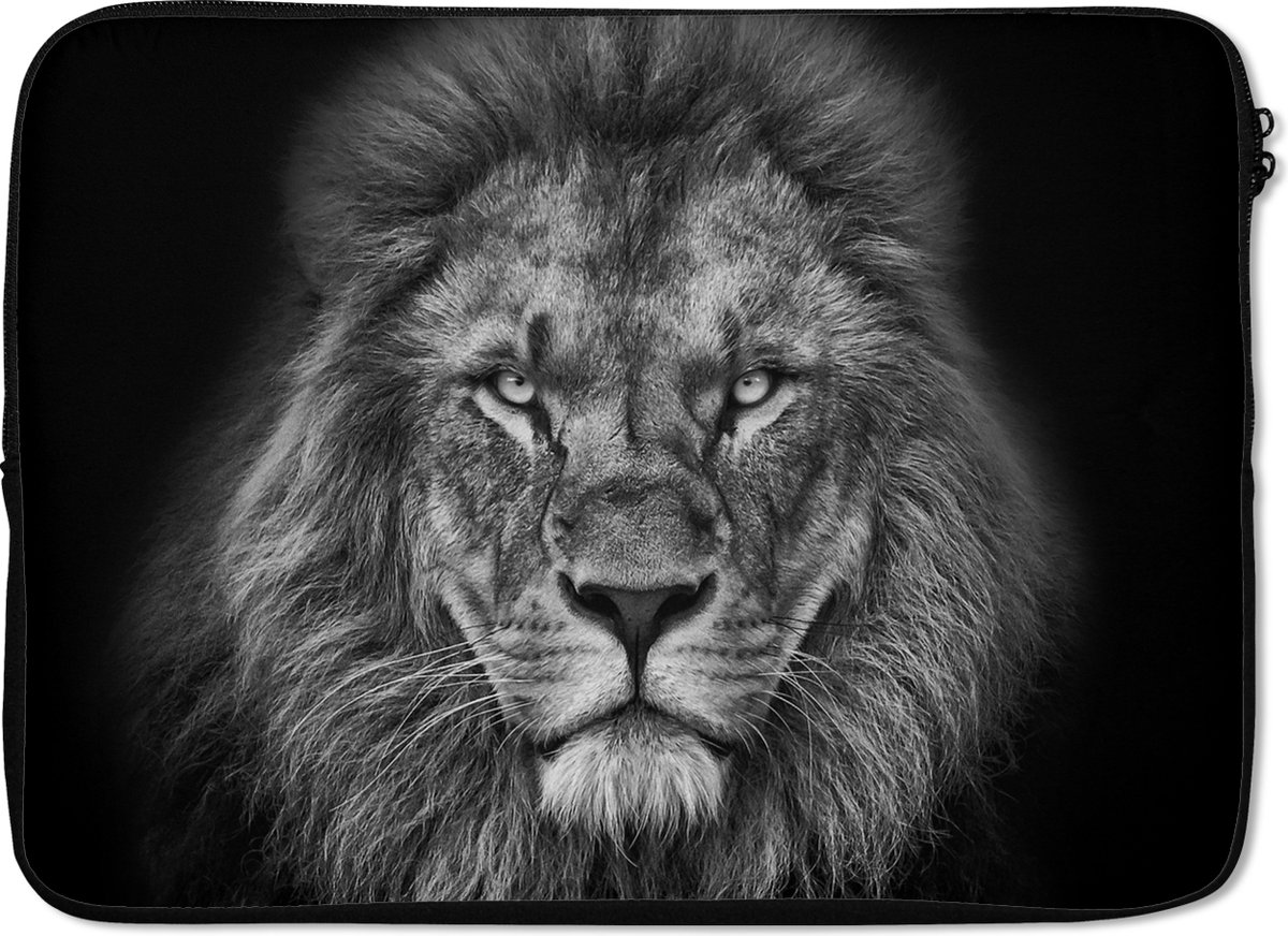 Laptophoes 14 inch - Dieren - Leeuw - Zwart - Wit - Portret - Laptop sleeve - Binnenmaat 33x23 cm - Zwarte achterkant
