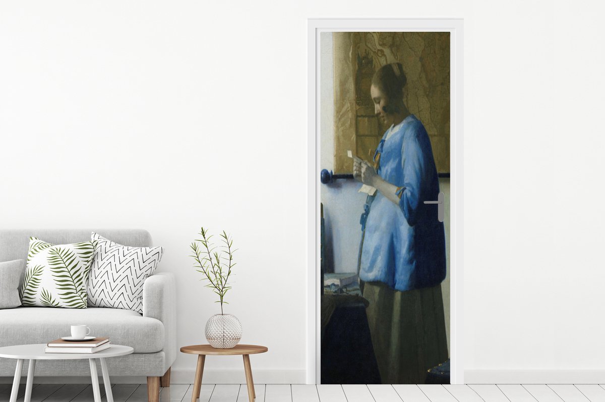 Deursticker Brieflezende vrouw in het blauw - Schilderij van Johannes
