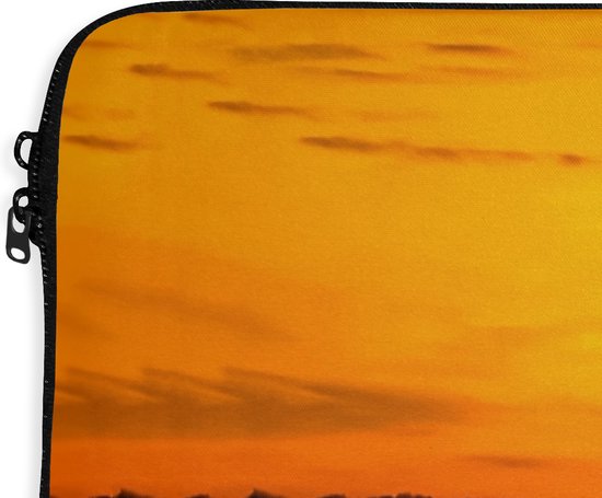 Laptophoes 15.6 inch - Zwanen - Zonsondergang - vogel - Oranje - Water - Laptop sleeve - Binnenmaat 37x26 cm - Zwarte achterkant