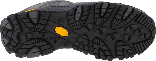 Zwarte Vibram zool met grof profiel onder een grijze Merrell wandelschoen.