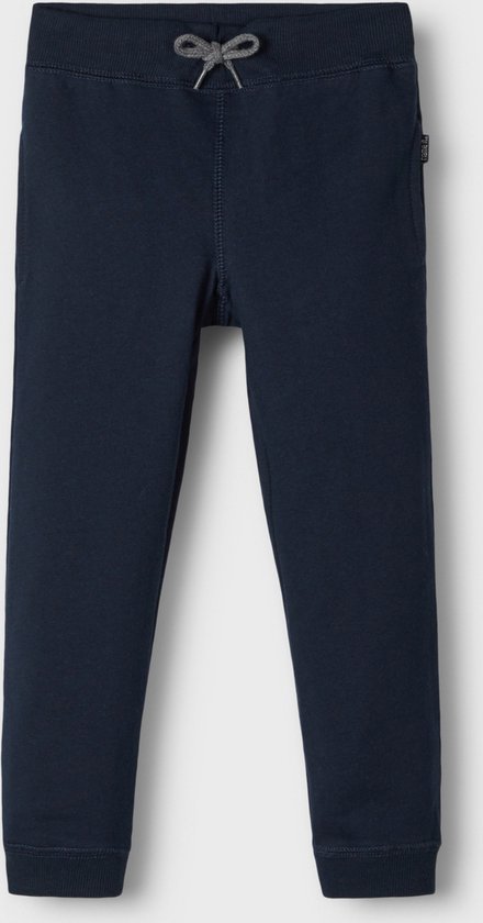 Navy joggingbroek met grijze veterdetails en merklabel aan de zijkant.