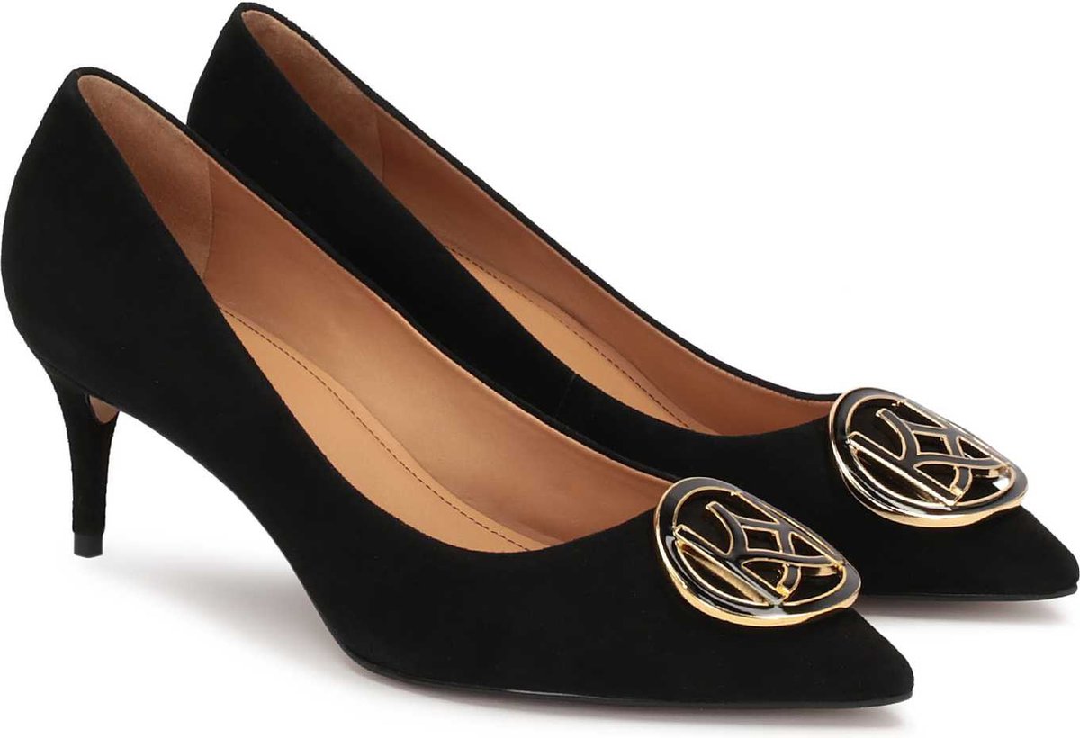 Zwarte suède pumps met lage hakken