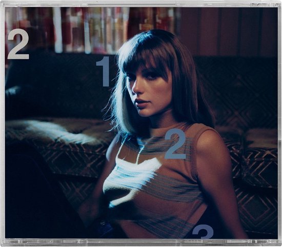 Taylor Swift in gestreepte top, zittend in een kamer met blauw licht. Grote cijfers '1' en '2' op de afbeelding.