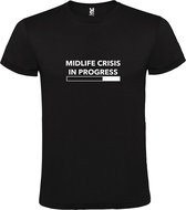 Zwart T-Shirt met “ Midlife Crisis in Progress “ tekst Wit Size L