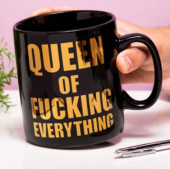 Queen of Fucking Everything XL Mok - 850 ml - Zwart Keramiek met Gouden Letters - Grappige Koffiemok - Vaatwasserbestendig - Perfect Cadeau voor Koffie- en Theeliefhebbers