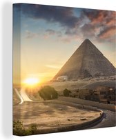 Canvas Schilderij zonsondergang achter piramide Caïro - Egypte - 50x50 cm - Wanddecoratie
