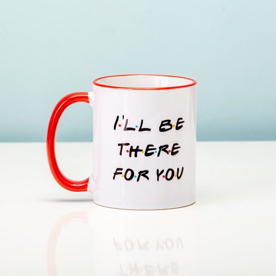 Witte mok met rode rand en oor, met de tekst 'I'LL BE THERE FOR YOU' in de Friends-stijl.