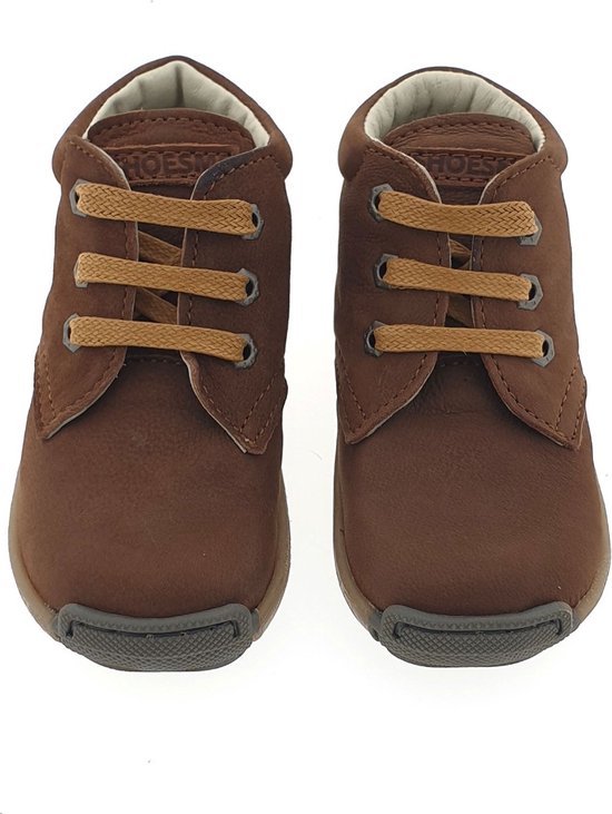 Vooraanzicht van twee bruine leren enkelboots met veters en "SHOESME" op de tong.