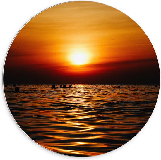 WallClassics - PVC Schuimplaat Muurcirkel - Zwemmende Mensen in Zee bij Ondergaande Zon - 70x70 cm Foto op Muurcirkel (met ophangsysteem)