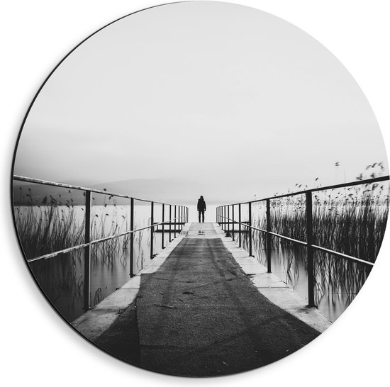 WallClassics - Cercle mural Dibond - Personne sur un pont près de Water en noir et blanc - 40x40 cm Photo sur cercle mural en aluminium (avec système d'accrochage)
