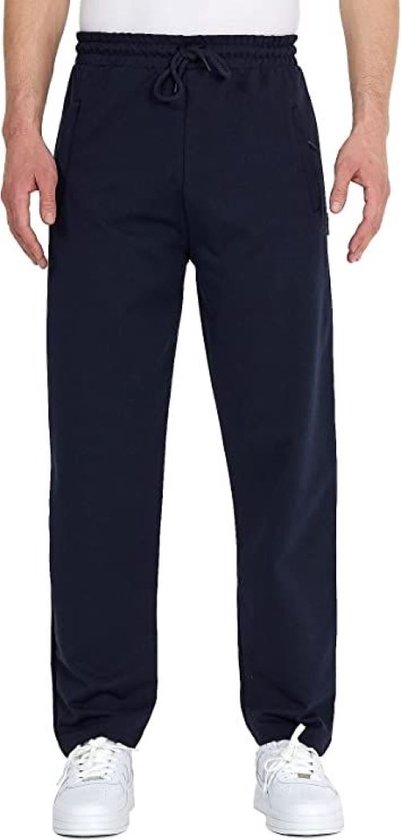 Marineblauwe joggingbroek voor heren, met trekkoord, zakken en logo op de heup. Gedragen met witte sneakers.