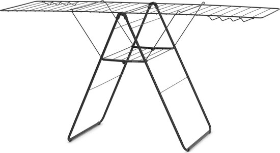 Een leeg zwart Brabantia HangOn droogrek met schuine drooglijnen en een stevig frame.