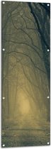 WallClassics - Tuinposter – Mist op Bospad Omringd door Bomen - 50x150 cm Foto op Tuinposter  (wanddecoratie voor buiten en binnen)