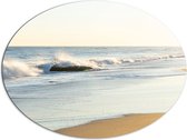 WallClassics - Dibond Ovaal - Klotsende Golven op het Strand - 96x72 cm Foto op Ovaal (Met Ophangsysteem)