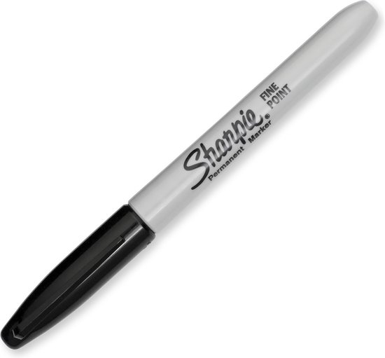 Een zwarte Sharpie permanente marker met fijne punt, liggend op een witte achtergrond.