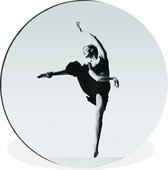 WallCircle - Wandcirkel - Muurcirkel - Ballerina die op haar tenen staat in zwart-wit - Aluminium - Dibond - ⌀ 60 cm - Binnen en Buiten