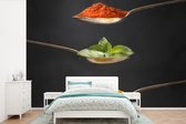 Behang - Fotobehang Kruiden - Lepel - Specerijen - Zwart - Italiaans - Breedte 420 cm x hoogte 280 cm