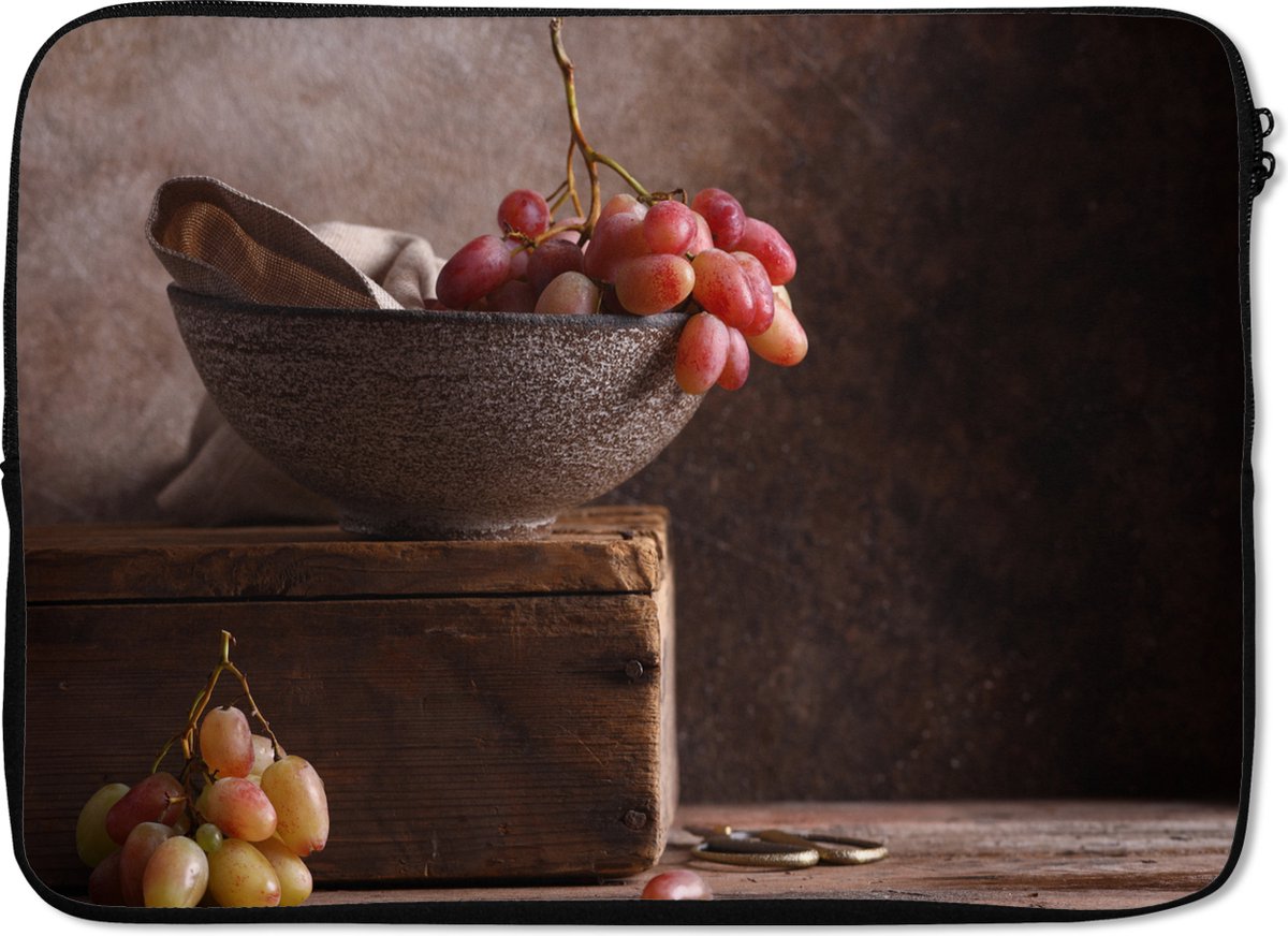 Laptophoes 13 inch - Rustiek - Druiven - Schaal - Stilleven - Fruit - Laptop sleeve - Binnenmaat 32x22,5 cm - Zwarte achterkant