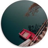 WallClassics - Dibond Muurcirkel - Kleine Roze Bootje aan Steiger - 50x50 cm Foto op Aluminium Muurcirkel (met ophangsysteem)