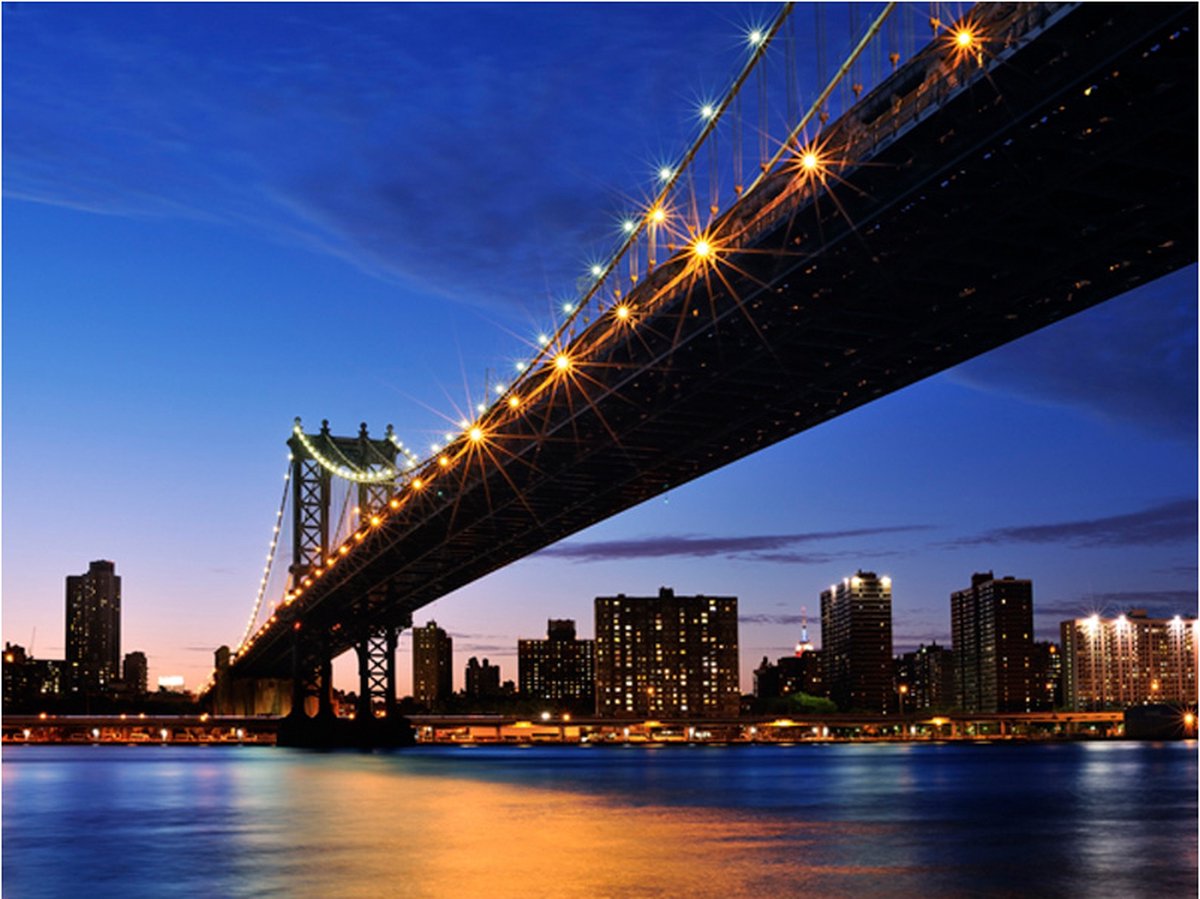 Fotobehang - Manhattan Bridge 's avonds verlicht.