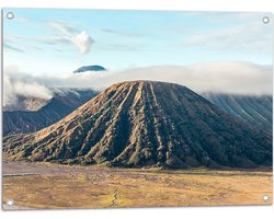 WallClassics - Tuinposter – Wolken boven Bromo Vulkaan, Indonesië - 80x60 cm Foto op Tuinposter  (wanddecoratie voor buiten en binnen)